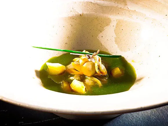 Berberechos sobre una ensalada licuada - La Tienda de las Conservas