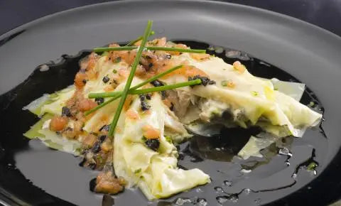 Lasaña de ventresca de atún con vinagreta de tomate y trufa - La Tienda de las Conservas