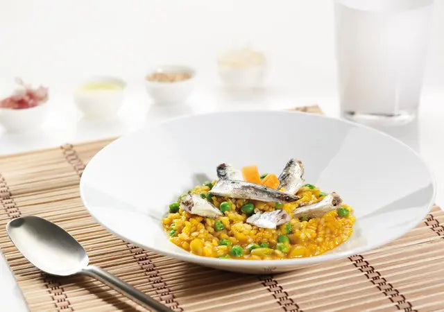 Sardinillas sobre arroz cremoso de zanahoria - La Tienda de las Conservas