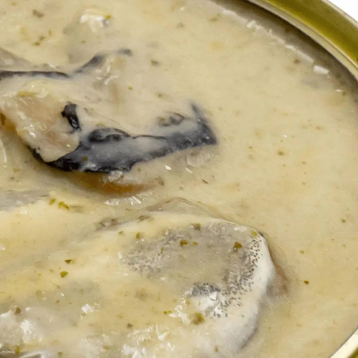 Cocochas de merluza en salsa verde Conservas Alalunga servidas en cazuela de barro
