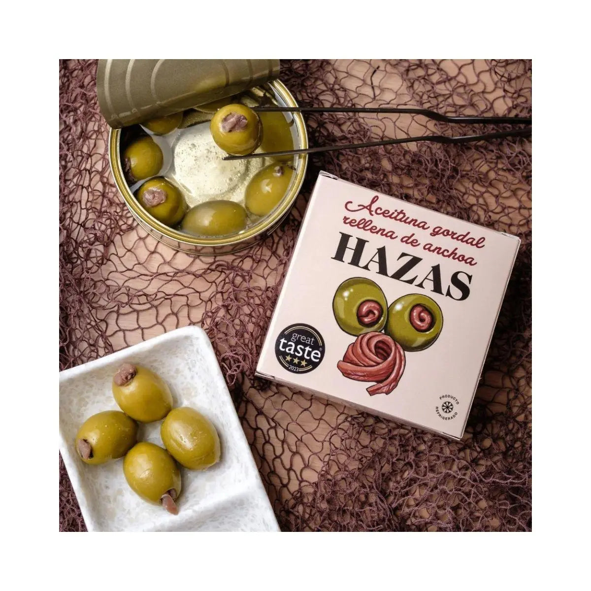 Vermut de domingo acompañado de una ración servida tras comprar aceitunas rellenas de anchoas hazas.
