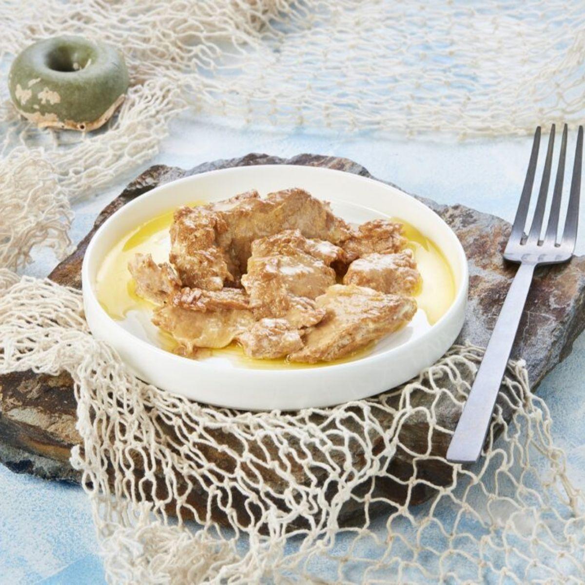 Tosta de brioche preparada tras comprar ventresca atun rojo mantequilla los peperetes y atemperar la lata.