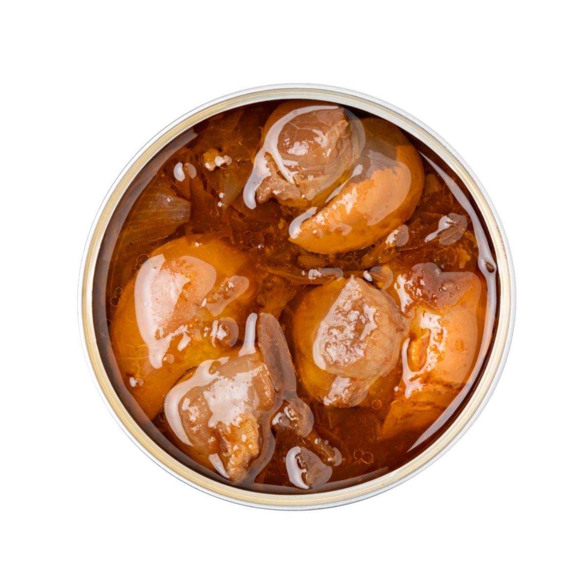Viandas carnosas y limpias bañadas en su sofrito rojo tradicional al comprar vieiras a la gallega real conservera española.